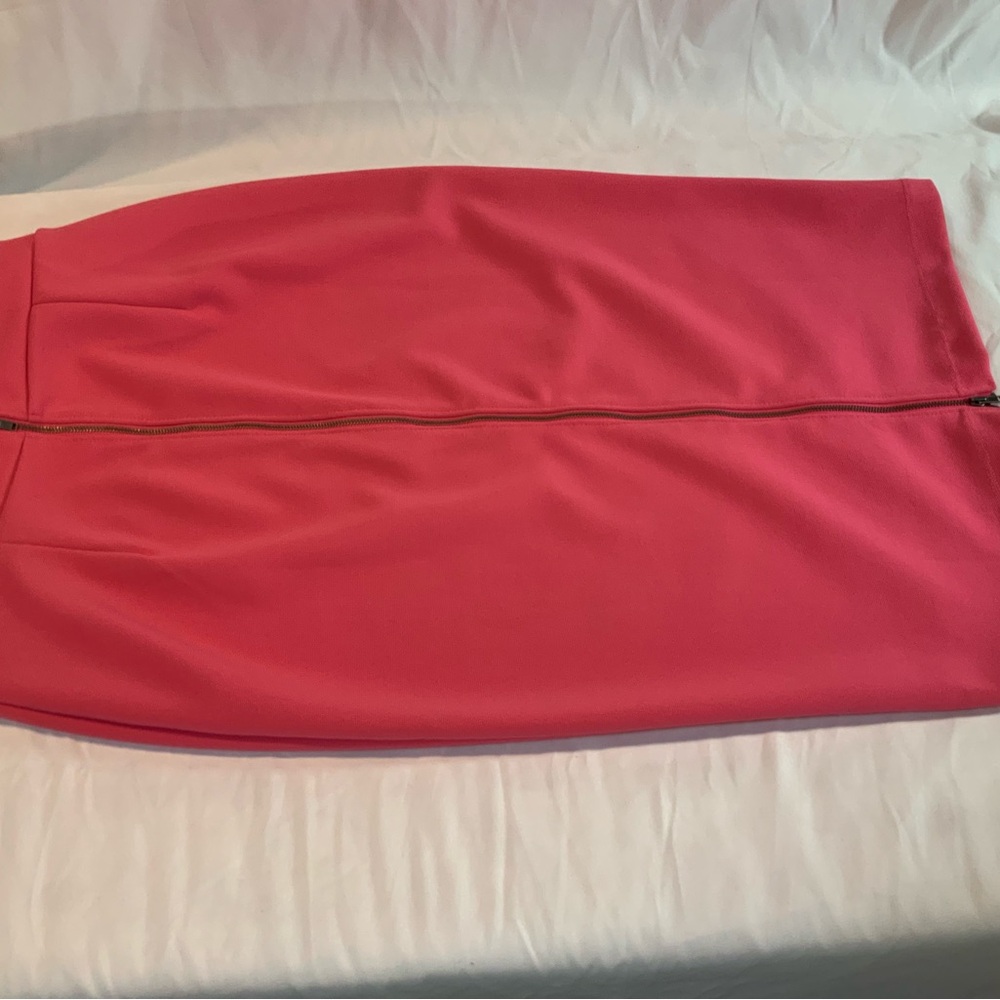 Size 8 Womens Pink Halogen skirt. Full back zipper. Pleated waist long pencil